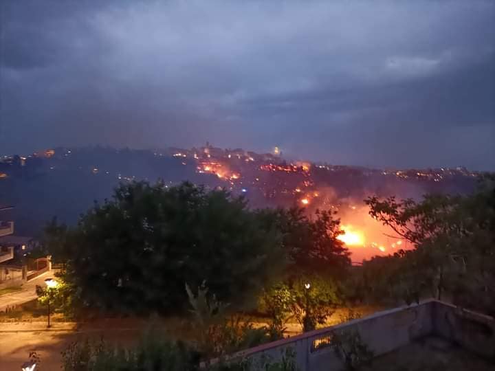 Vasto incendio dalla scorsa notte ad Atri: le fiamme alle porte del Centro storico