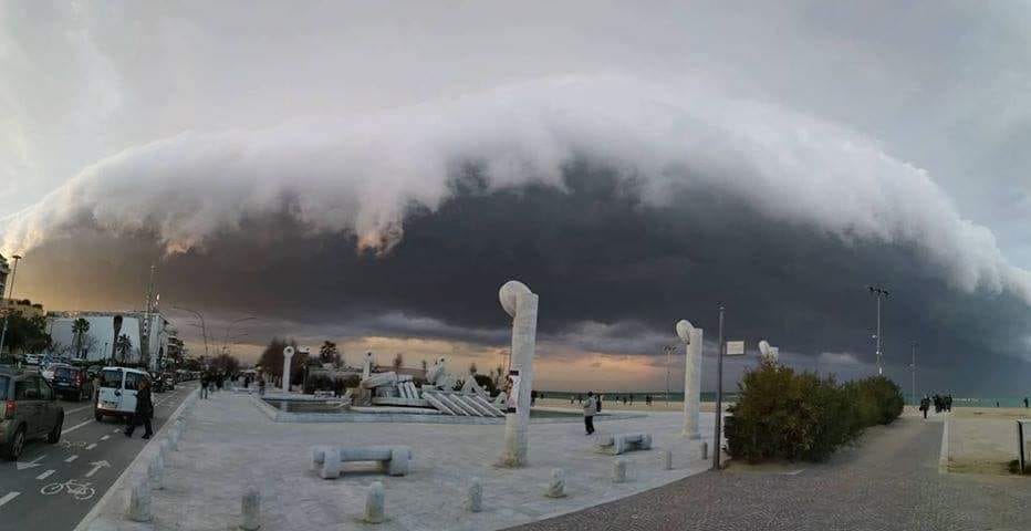 Abruzzo maltempo: tempesta con raffiche di vento, lungomare di Pescara chiuso e aerei in difficoltà. Danni in Val Vibrata/FOTO
