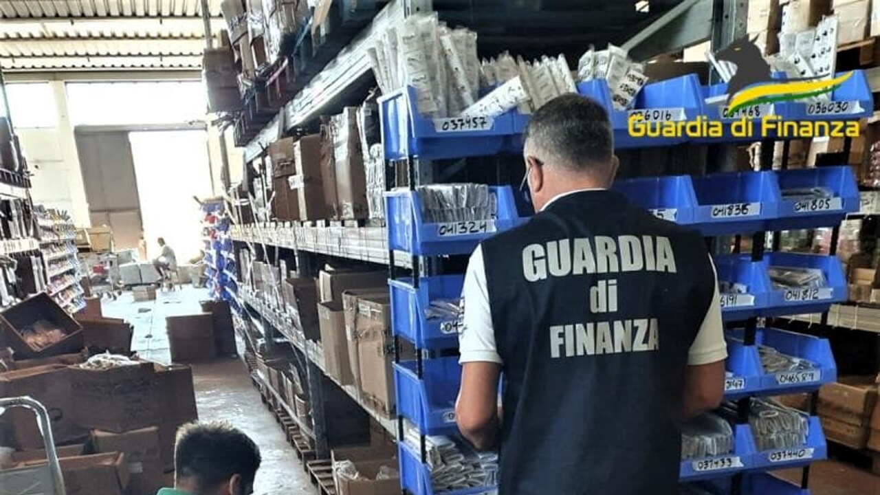 Pescara. Operazione “Stop Fake”: la GDF sequestra vestiti contraffatti e luminarie di Natale