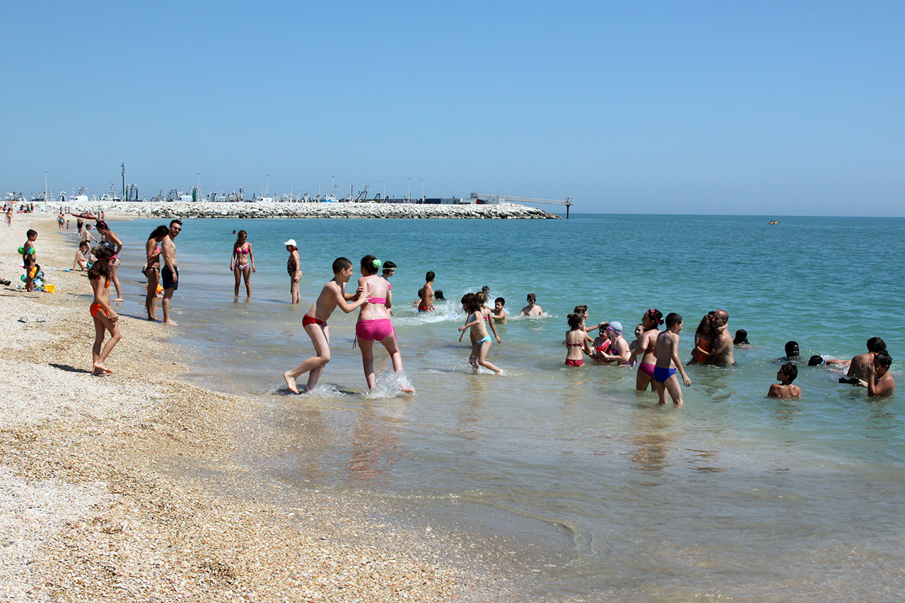 Marche-Abruzzo: contro il caro bollette in spiaggia anche a novembre