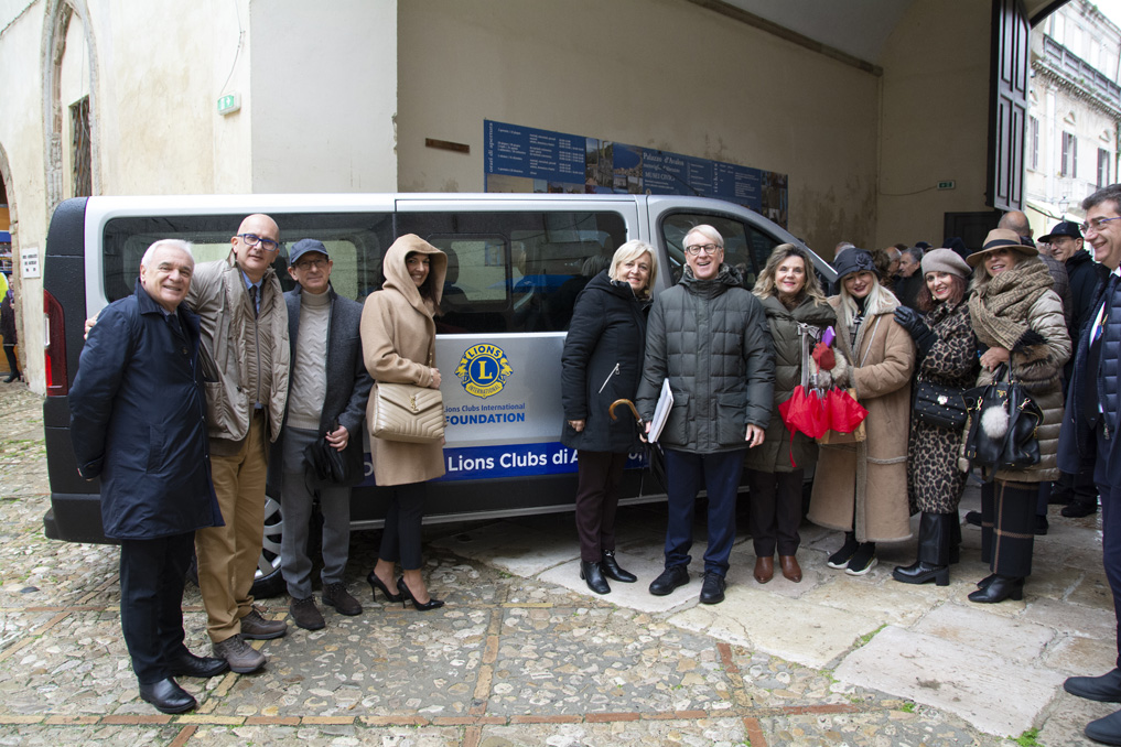 I Lions di Abruzzo, Marche e Molise hanno donato un nuovo pulmino all’AGBE