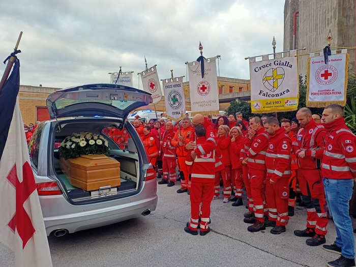 Marche. Tir che schiaccia ambulanza: picchetto d’onore della Croce Rossa Italiana all’autista morto