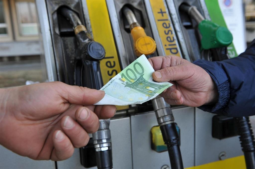 Automobilisti i più penalizzati: con il 2023 arrivano rincari di benzina e autostrade