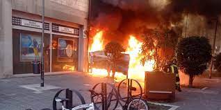 Momenti di grande paura in centro a Pescara: fiamme fino a 10 metri dai cassonetti dell’immondizia