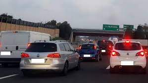 Incidente sulla A14 nel tratto Pescara Nord-Pineto: quasi frontale tra furgone e camion sotto la galleria. Chiusa per un’ora l’Autostrada