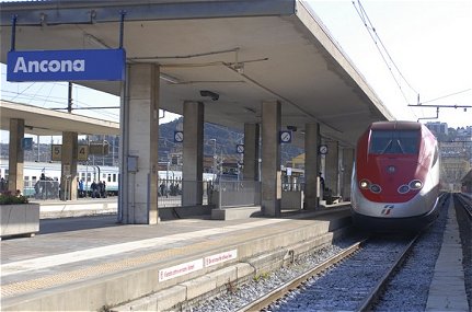 Marche. Linea ferroviaria Pescara- Ancona: treni fermi per un investimento a Porto San Giorgio