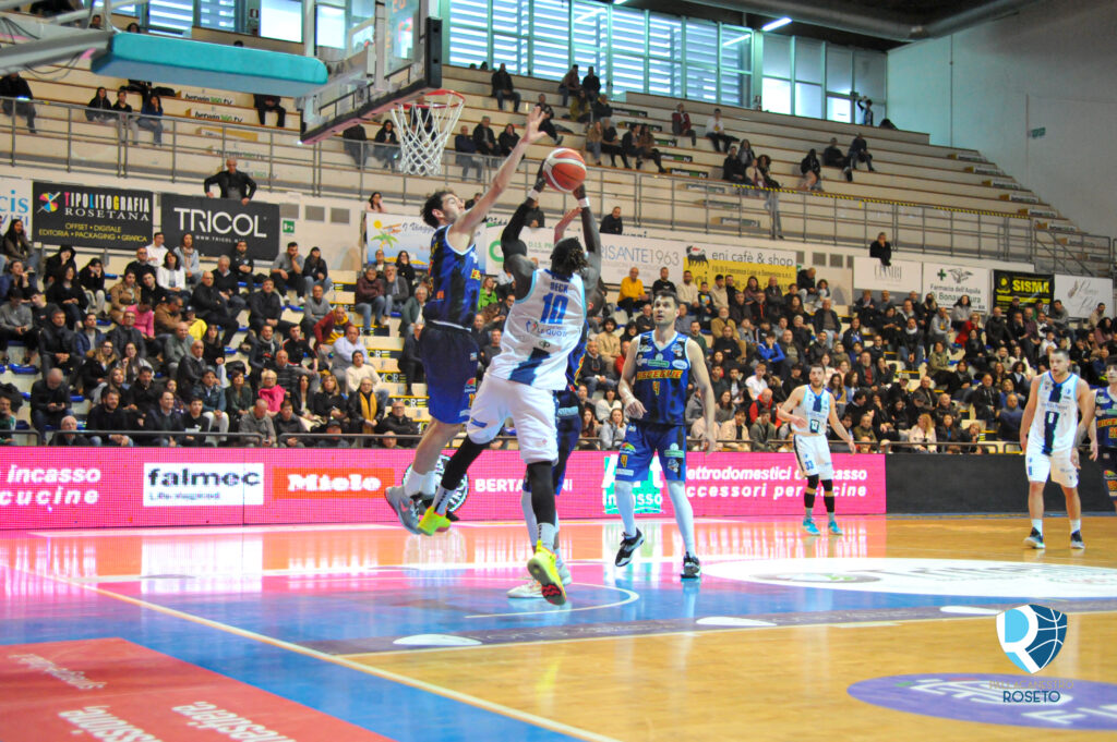 Basket serie B. La Liofilchem Roseto torna alla vittoria contro Bisceglie