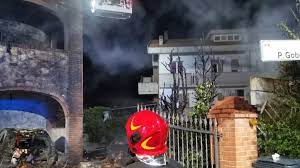 Pineto. Incendio in una palazzina di quattro piani a Borgo Santa Maria: distrutti due auto e una moto