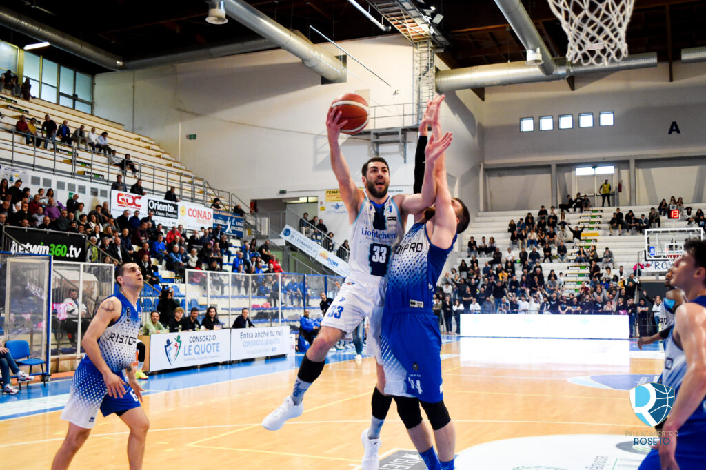 Basket serie B. Playoff gara1: la Liofilchem cede con il Fabriano per 76 a 77