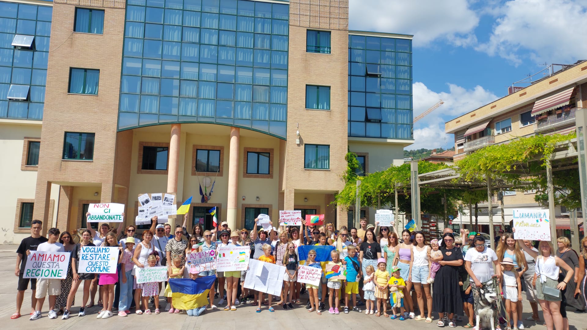 WallTv. Roseto. Gli sfollati ucraini in Piazza del Comune a Roseto:” Non mandateci via, vogliamo mettere radici da voi”/VIDEO