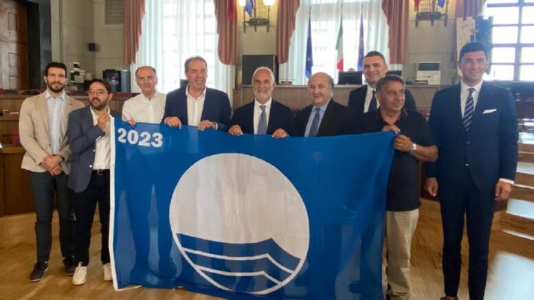 Pescara. Cerimonia consegna bandiera Blu ai comuni abruzzesi. Mancavano i rappresentanti di otto comuni
