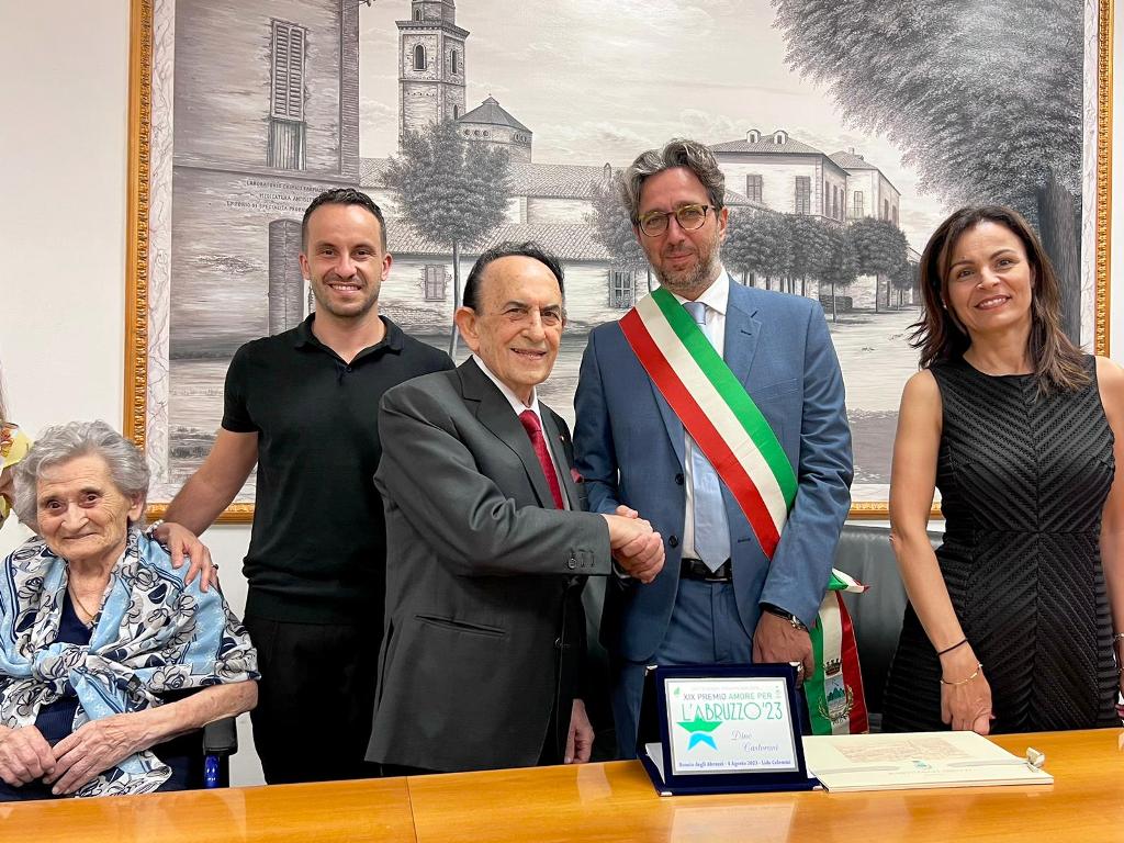 “Amore per l’Abruzzo”: il  Sindaco di Roseto premia Dino Castorani, il sarto dei Capi di Stato e di Governo 