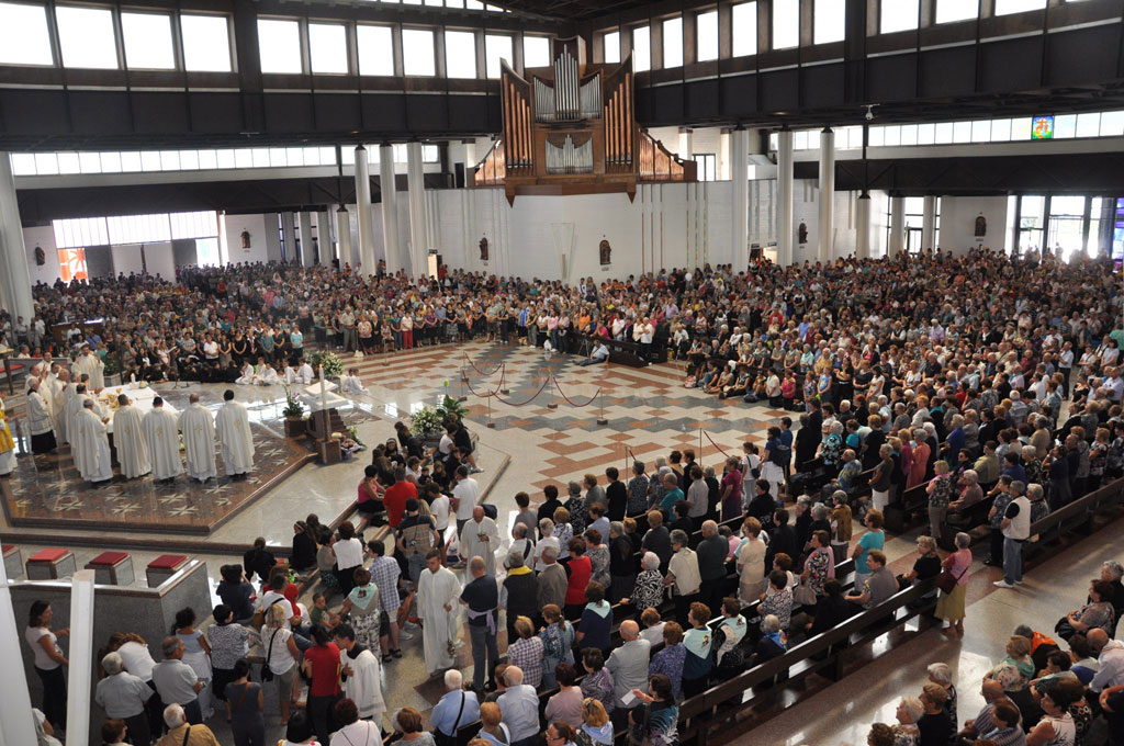 Santuario di San Gabriele: raduno dei sacerdoti d’Abruzzo e Molise con mostra di Renato Coccia