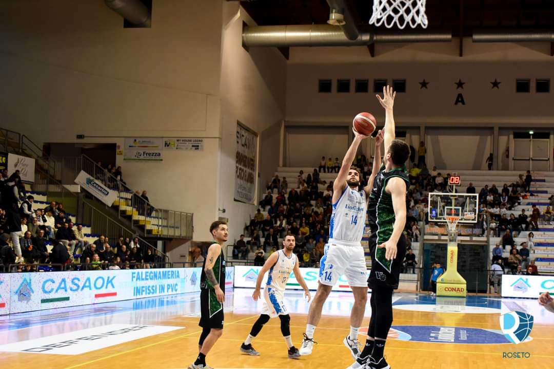 Basket serie B. La Liofilchem Roseto riprende la corsa battendo (81-70) il Padova
