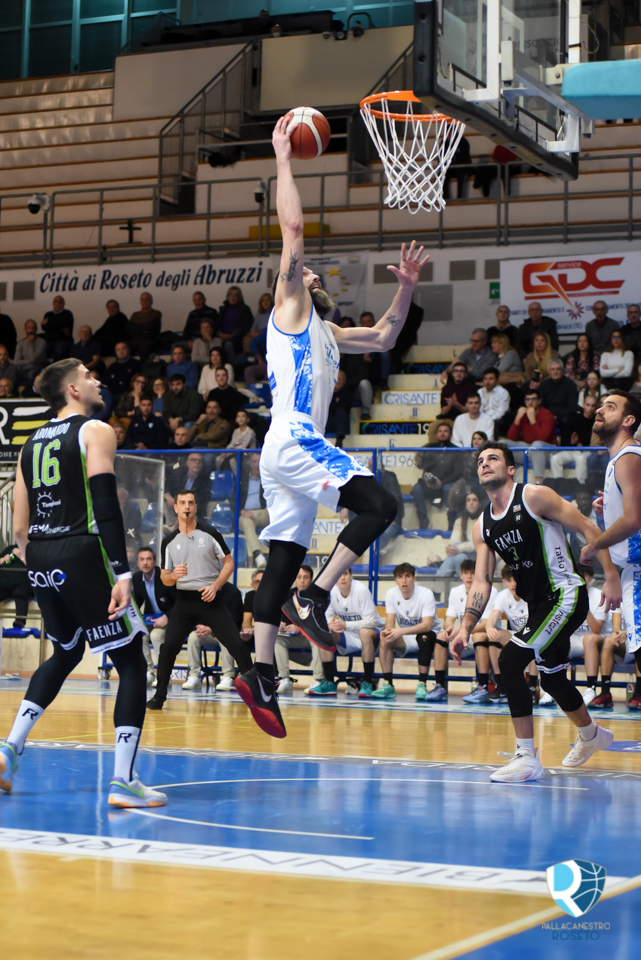 Basket serie B. La Liofilchem Roseto batte Faenza e consolida la seconda posizione