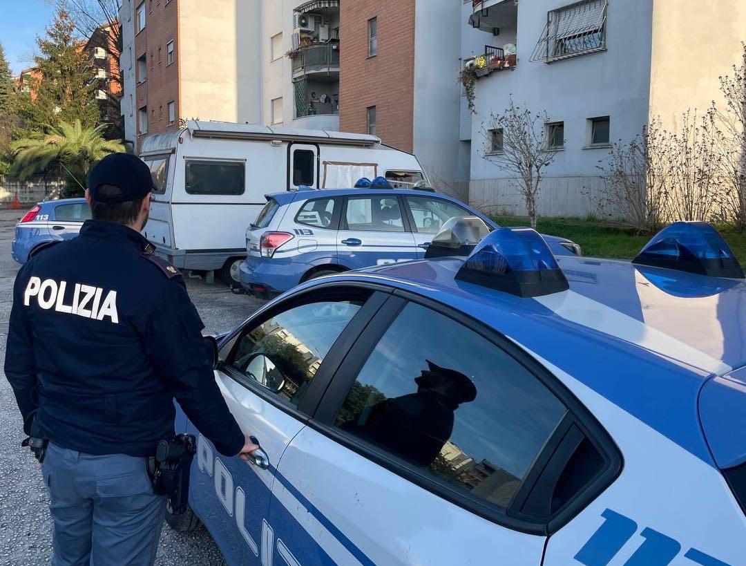 Pescara. Due uomini fingendosi agenti entrano in casa di un 77enne e rubano 50mila euro: arrestati dalla PS