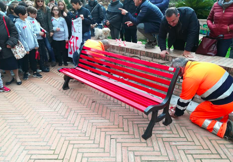 Denuncia FNP CISL: mistero sulla scomparsa della “Panchina Rossa” posizionata in Piazza Martiri a Teramo