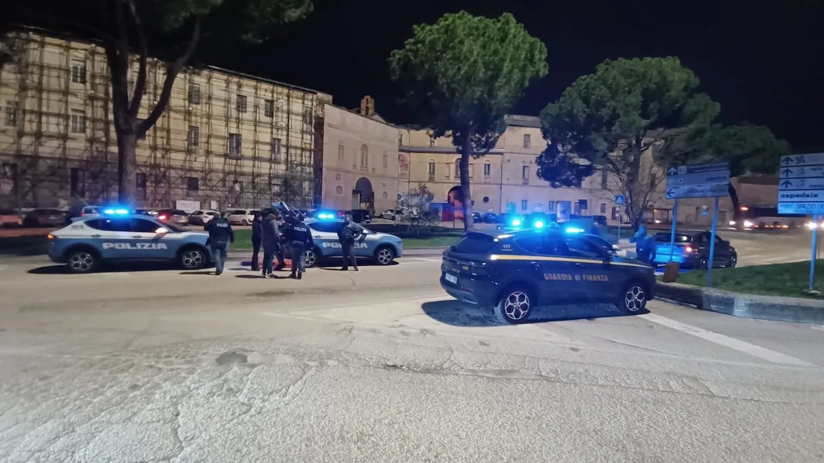 Teramo. Rissa tra baby-gang: è stato un 14enne a lanciare la molotov incendiaria Teramo. Rissa tra baby-gang: è stato un 14enne a lanciare la molotov incendiaria