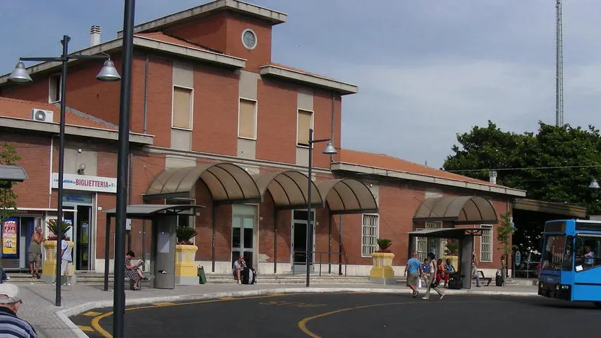 Giulianova. Al via di ristrutturazione del Palazzo della Stazione ferroviaria Giulianova. Al via di ristrutturazione del Palazzo della Stazione ferroviaria