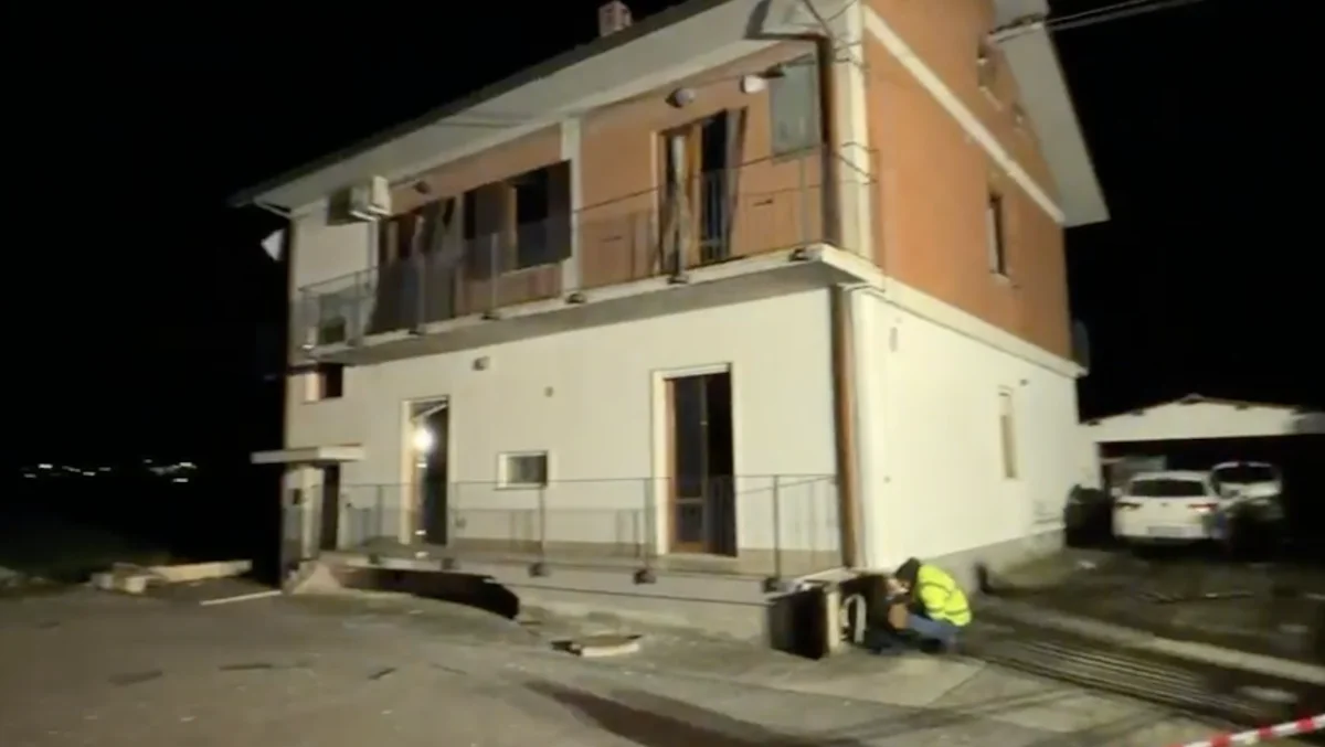 Sant’Egidio alla Vibrata. Esplosione in una palazzina: per adesso un ferito e 70 famiglie evacuate Sant’Egidio alla Vibrata. Esplosione in una palazzina: per adesso un ferito e 70 famiglie evacuate