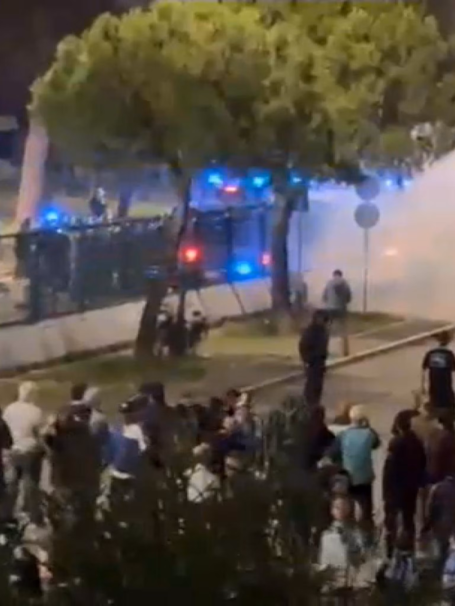 Pescara calcio e retrocessione in C: l’ira dei tifosi con lanci di petardi, pietre e fumogeni. Feriti una decina di agenti Pescara calcio e retrocessione in C: l’ira dei tifosi con lanci di petardi, pietre e fumogeni. Feriti una decina di agenti